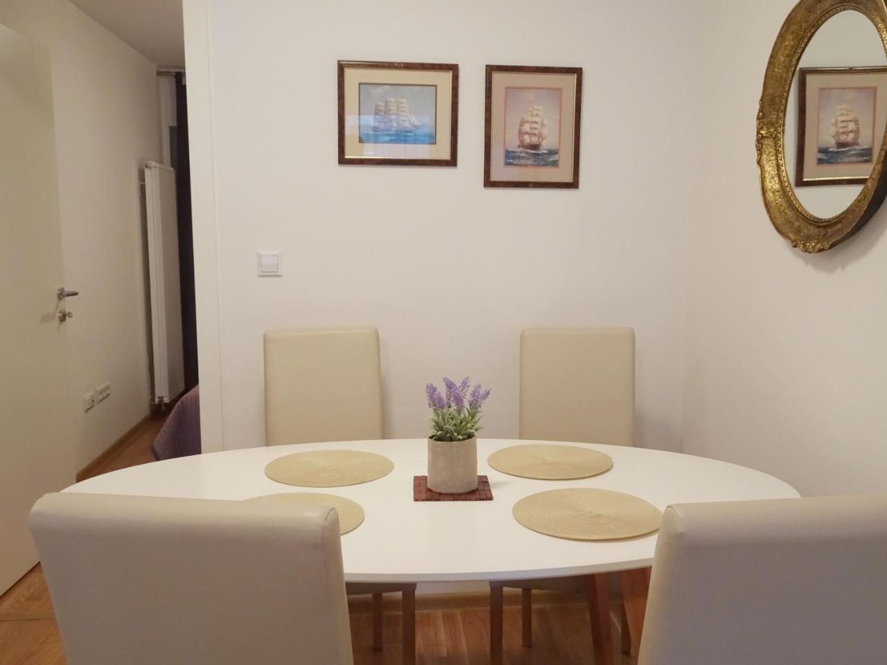 Quiet In Center, Free Private Parking *